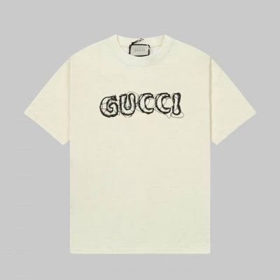 Gucci 古驰25Ss春夏新品前后印花圆领短袖T恤， 品牌标识细节则尽展大胆不羁的现代风范。这款T恤匠心缀饰互扣式双G元素和Gucci印花，演绎前卫个性型格