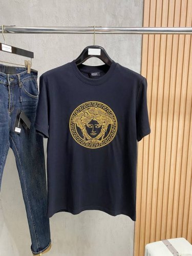 范思*Versace 25Ss春夏新款首发专柜最新款短袖圆领T恤 高端订制 设计前卫时尚！品牌Logo重工艺设计 高端定制240克面料.手感柔软.穿着舒适.专柜