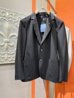 Lv路易威登 2025春季新品男士休闲西装外套，适合多种场合穿搭！经典品牌字母标点缀。外贸公司订单！面料质地细腻、定制原版面料！触感又柔软细腻、但型态又笔挺有型
