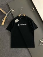 Balenciaga 巴黎世家 25Ss夏季新款圆领短袖T恤！270克重磅高端纯棉面料，手感质感都极完美！修身裁剪设计干净利落！时尚又好看！走线做工非常精致！版