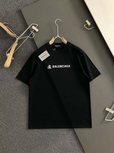 Balenciaga 巴黎世家 25Ss夏季新款圆领短袖T恤！270克重磅高端纯棉面料，手感质感都极完美！修身裁剪设计干净利落！时尚又好看！走线做工非常精致！版
