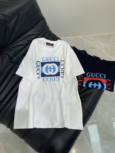 gucc*25春夏新款圆领印花字母短袖T恤 定制Yb原生全棉材质 透气舒适 质感十足 宽松T恤裁剪 凸显品牌格调 采用克重纯棉制成 略带有弹力 呈现显瘦视觉效果