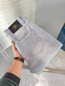 古奇 新款来袭2630春夏款薄款新品 专柜有售 实体店极品牛仔裤专柜原版1:1好货 适合各个年龄段 市场最高版本的欧洲进口面料 舒适柔软亲肤 上身效果超级棒时尚