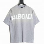 balenciaga 巴黎世家 25Ss 灰色美纹纸胶带短袖T恤 原版专柜7.2K购入 沿用了往年的美纹纸设计 更加简单干净的配色 搭配效果更加高级 中号的版型