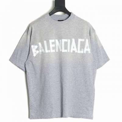 balenciaga 巴黎世家 25Ss 灰色美纹纸胶带短袖T恤 原版专柜7.2K购入 沿用了往年的美纹纸设计 更加简单干净的配色 搭配效果更加高级 中号的版型