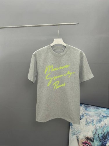 Ysl圣罗兰 2025春夏经典印花圆领短袖T恤采用280克双纱精棉，衣服偏厚使整体高透气和柔软性，高版本，三标齐全！男女同款 颜色：杏色 黑色 灰色 -尺码：S
