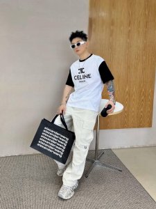 塞林 拼接新款字母印花双层重工短袖T桖 字母图案不管是T桖还是卫衣都是每年的爆款单品 前幅大面积印花采用大康丽数码印花机直喷 成本极高 经过多次的调试打版图案色
