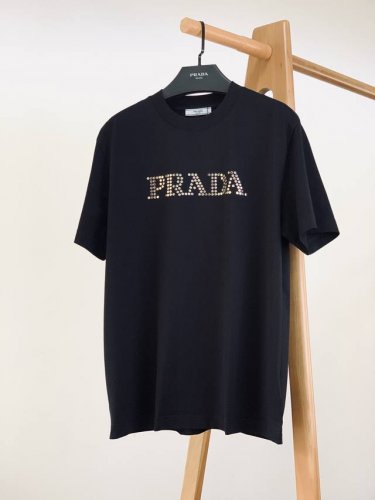 prada 普拉达 2025Ss春夏新品 时尚与奢华的完美融合。百搭又不失大气，轻松适配各种场合。 衣袖经典三角标五金装饰，前幅品牌字母柳丁装饰，精心排列镶嵌，