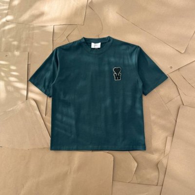 Ami X Wooshik联名Wdc撞色徽标短袖宽松T恤 男女同款 奶油米和英伦绿搭配两个色调，给春夏带来不一样的色彩体验Vc，传统的A字母被W字母替换更特别~
