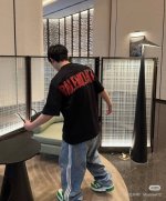 高品质 品名：巴黎世家 Balenciaga 25Ss新款红胶带印花 圆领宽松男女同款短袖T恤 颜色：黑色-黑色 面料：凯迪棉230G 版型：宽松版 尺码 M-