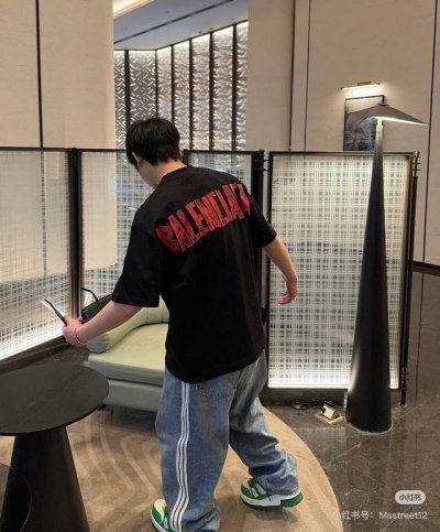 高品质 品名：巴黎世家 Balenciaga 25Ss新款红胶带印花 圆领宽松男女同款短袖T恤 颜色：黑色-黑色 面料：凯迪棉230G 版型：宽松版 尺码 M-