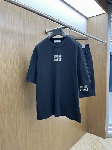 新款 套 Miu 2540春夏最新款休闲短裤短袖套装，男女款 贸易公司渠道稀出，同步官网发售！基本每一季都会有它的背影所在，期待着所有潮男潮女们的演绎！此款选用
