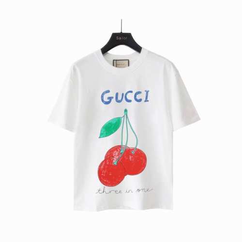 实拍细节图+尺码表 Gucci古驰 成熟的樱桃戏圆领短袖 无感印花 早春系列高克重短袖 选用客供定制针织100%纯棉面打造,面料手感细腻，厚实有质感的纯棉布 高