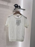 chane*2025新品上架 镂空微透针织短袖 定制Yb羊绒纱线织造 质感高级 弹力舒适 针织短袖上衣剪裁 通体利用细腻钩针肌理交织 勾勒出孔状镂空图案 精致双