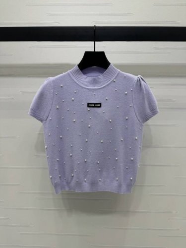 上新原单高端品Miumi*2025春夏最新系列！重工订珠针织短袖！定制羊毛纱线织造 柔软舒适 洋气显瘦 圆领短袖剪裁 正肩轮廓勾勒肩颈线条 竖坑条螺纹包边精致满