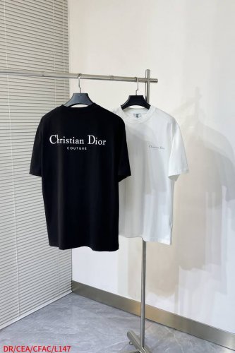 L147 Drdior 2025新款经典字母做旧破洞印花Logo短袖男女同款 这款 T 恤采用棉质竹节平纹针织面料精心制作。胸前饰以灰色 Cistian Cou