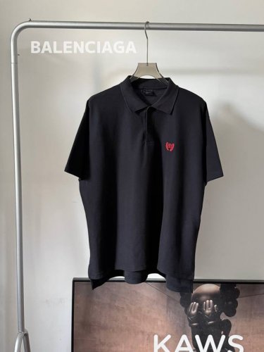 高街推荐 Balenciaga Ss25褪黑水洗廓形polo 麦穗标识 巴家味到位 核心卖点 Ss25春夏新款 经典麦穗Logo + 巴黎感十足的廓形演绎 男女