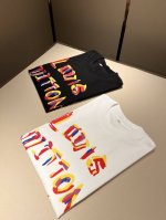 Louisvuitt*路易*登 2025春夏全新系列单品上线，非常时髦前卫的一款男女同款短袖T恤，标识Logo图案印花修饰！区别于以往的不同，宣示品牌传承多年的