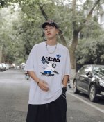上新 元素碰撞 超级吸睛 Adidas 阿迪达斯三叶草网红搞怪滑板猴情侣款圆领短袖T恤 全部采用上等原料 质感好颜色鲜明 这种款式上身回头率超高 基础款的圆领T