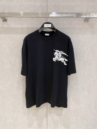 burberry极简王炸T恤 最新系列图案Logo短袖T恤 必须人手一件的节奏！ 进口顶极精梳棉面料，极为亲肤舒适 摸上去非常的细腻，质感很好，完美体现立体感