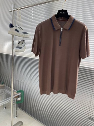 Tai L p40Ss针织polo衫！ 齐角翻领短袖针织polo衫 夏日穿搭的难题，一件男士短袖针织polo衫就能轻松搞定！ 翻领设计经典又百搭，修饰颈部线条，