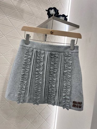 P380 P270Miumi*2025新品上架 花边翻领外套短裙套装 定制Yb原生全棉材质 亲肤柔软 舒适透气 翻领廓形外套剪裁 宽松包容身材更显松弛 前襟拉链