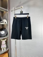 prad*普拉达 Ss25男士休闲短裤，堪称百搭单品，弹性松紧腰边抽绳设计，手感柔软、保型性好、低弹丝的构造使裤身弹性恰到好处，并且不易起皱！码数：M-Xxxl