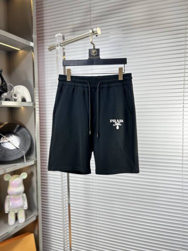 prad*普拉达 Ss25男士休闲短裤，堪称百搭单品，弹性松紧腰边抽绳设计，手感柔软、保型性好、低弹丝的构造使裤身弹性恰到好处，并且不易起皱！码数：M-Xxxl