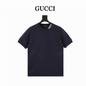 gucci 古驰 领口字母毛织短袖 原版购入，采用高质纯棉14S细针织片，德国进口提花机织片而成。电脑扫描胸前描绘字母图案。提花采用进口高品质棉纱纺织物以经线、