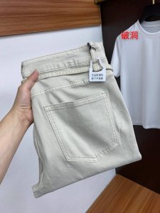 圣罗兰 2025Ss早春 新品 原单男士牛仔裤纯血统品 每季必出的类型 无需质疑的热卖王牌单品 符合四季最佳的搭配色号 整体的风格延续了Slp的基调 通体融入了