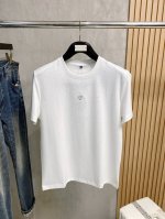 范思哲25Ss春夏 新品 定制蚕丝面料丝滑透气！时尚经典圆领短袖时尚单品设计，更加时尚舒适，高标准定制，上身非常有型，胸前品牌经典Logo 图案 客供辅料，客供