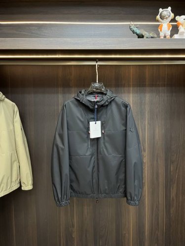 开春新款！！ 主推Moncler 蒙口 2025Ss早春新款发布蒙口连帽夹克外套，春款外套！穿上就是舒适自在又显瘦的存在，慵懒而随性，结合干净简单的色系就特别耐