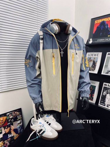 上新 Arc'teryx始祖鸟工装蛇年限定主题风重工刺绣连帽冲锋衣 春款必备 大爆款 男女同款 爆款上线 简直好看到爆了 版型绝佳超极好看 必入强烈种草款 小红