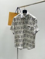 louisvuitton 路易威登，2025夏季最新款，专柜同步有售，原单狠货，时尚休闲短袖衬衫，上身很有特点！吸睛而有亮点，进口原版面料，顶级刺绣工艺字母图案