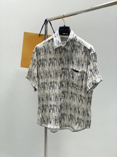 louisvuitton 路易威登，2025夏季最新款，专柜同步有售，原单狠货，时尚休闲短袖衬衫，上身很有特点！吸睛而有亮点，进口原版面料，顶级刺绣工艺字母图案