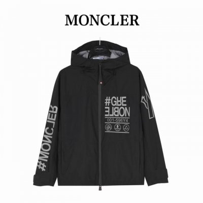 本地自取470（支持放店） moncler/蒙口胸前字母印花轻薄外套 贸易渠道稀出，海外精品限量销售。户外风衣产品的典范，全身暗纹的商标彰显品牌辨识度。这款夹克