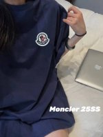 上新 蒙口新款手臂刺绣藏青色短袖T恤 一眼沦陷的高级藏青黄黑皮无法拒绝！！ 好喜欢这种经典款永远高级不会花里胡哨 是很正的深藏蓝～随便拍拍都很出片 纯棉260G