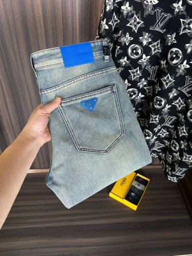 普拉达 新款来袭2680新春爆款新品 专柜有售 实体店极品牛仔裤专柜原版1:1好货，适合各个年龄段。市场最高版本的欧洲进口面料。舒适柔软亲肤，上身效果超级棒时尚