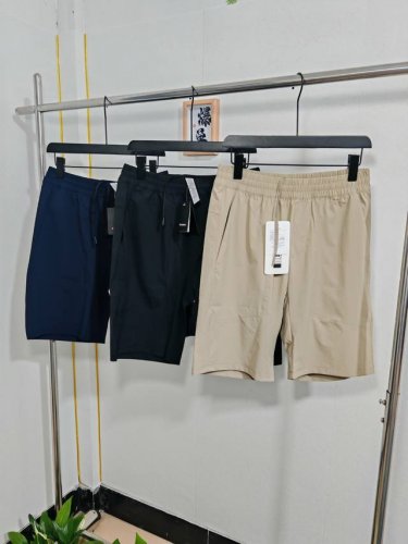 露露夏季休闲运动梭织短裤 设计理念： 这款短裤上身舒适，日常通勤休闲放松，定织纹理面料穿着让每天都轻松愜意。 面料+特点： 面料有弹力,不易被水沾湿且不易破损