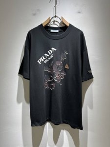 prad*A普*达2025春夏新款男女同款短袖T恤 最新款全网独家首上 ~既经典有时尚百搭 谁不爱啊 将经典再次展现 非常的耐看 自带低奢光环与辨识度 pr*D