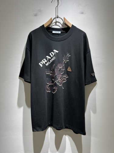 prad*A普*达2025春夏新款男女同款短袖T恤 最新款全网独家首上 ~既经典有时尚百搭 谁不爱啊 将经典再次展现 非常的耐看 自带低奢光环与辨识度 pr*D