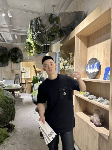 moncler 标识口袋短袖 定制水韵摩尔平纹织锦 柔软细腻 舒适贴肤 纯黑基调 奠定百搭基调 胸前口袋成为视觉焦点 标志性Moncler标识绣标点缀其上 恰似