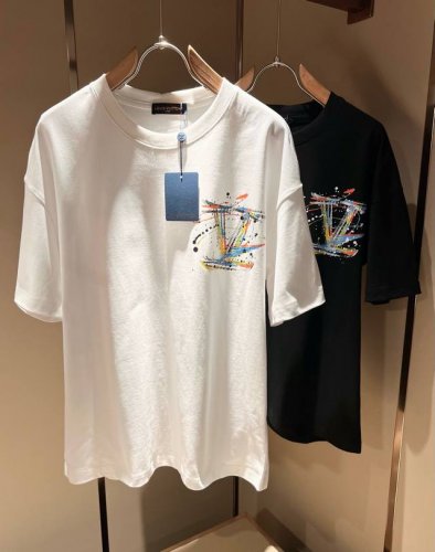 Louisvuitt*路易*登 2025春夏全新系列单品上线 非常时髦前卫的一款男女同款短袖T恤 标识Logo图案印花工艺修饰 区别于以往的不同 宣示品牌传承多