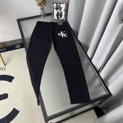 款号K130 Ck刺绣小标牛仔裤 用料超柔高棉水洗牛仔面料每一件水洗费用高达常规工艺三倍之多 触感极致细腻 质感非常好 全身简约大气设计 裤子后口袋采用高频刺绣