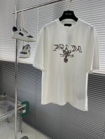 prad 2025Ss春夏最新款圆领时尚短袖T恤，官网同步，专柜纯棉面料！贴肤舒适，耐看又好穿，经典简约Logo设计，原厂工艺一丝不苟，型男必备单品 码数：M-
