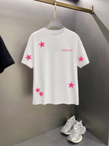 纪梵希 新款字母印花双层重工短袖T桖 字母图案不管是T桖还是卫衣都是每年的爆款单品 前幅大面积印花采用大康丽数码印花机直喷 成本极高 经过多次的调试打版图案色差