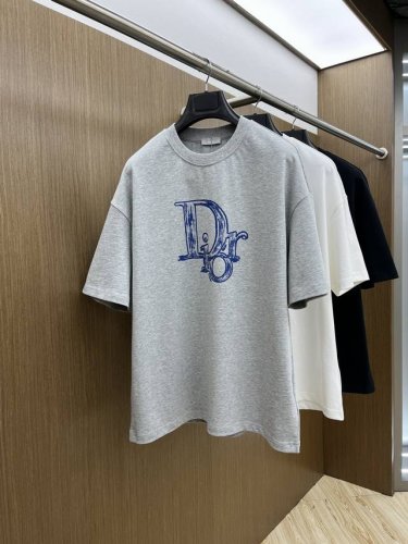 cd Ss夏装新品 专柜在售 最新系列图案Logo短袖T恤 必须人手一件的节奏！ 进口顶极精梳棉面料，极为亲肤舒适 摸上去非常的细腻，质感很好，完美体现立体感