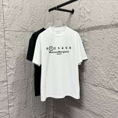 mm6 马吉*拉2025春夏新款 Mm6数字字母经典发泡工艺 短袖T恤 定制双纱平纹纯棉面料 男女同款 颜色：白色 黑色 尺码： S 90-130斤 M 120