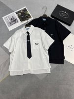 高品质prada 普拉达2025夏装新款衬衣，翻领落肩设计休闲宽松版型，后背刺绣字母Logo搭配领带酷帅潮流，2色Sml