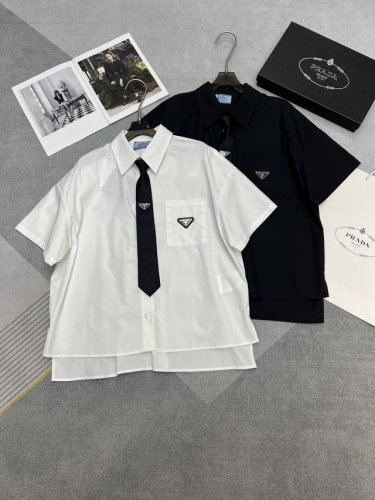 高品质prada 普拉达2025夏装新款衬衣，翻领落肩设计休闲宽松版型，后背刺绣字母Logo搭配领带酷帅潮流，2色Sml